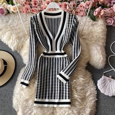 Naiste ruuduline kleit sügava kaelusega ja pikkade varrukatega