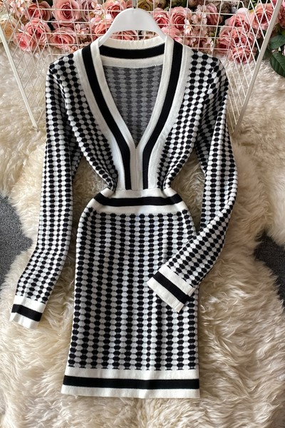 Naiste ruuduline kleit sügava kaelusega ja pikkade varrukatega