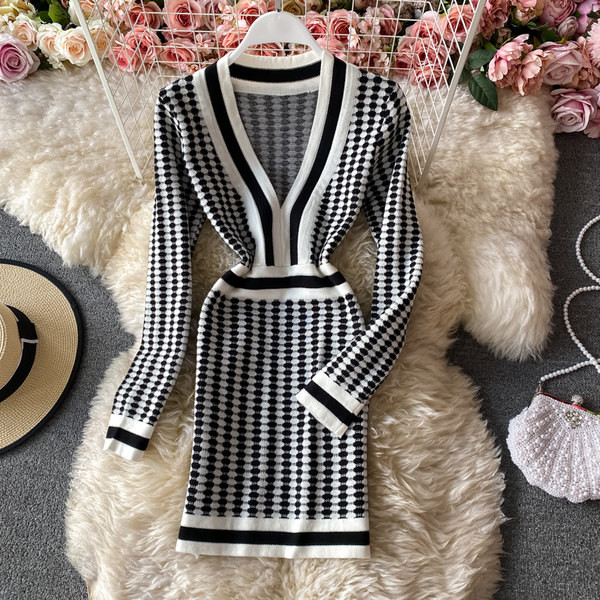 Naiste ruuduline kleit sügava kaelusega ja pikkade varrukatega