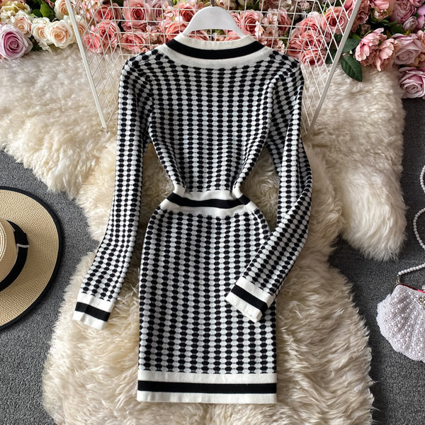 Naiste ruuduline kleit sügava kaelusega ja pikkade varrukatega