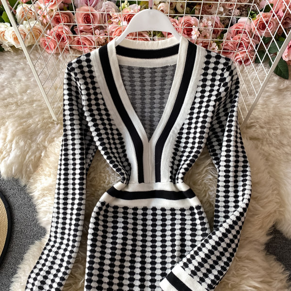 Naiste ruuduline kleit sügava kaelusega ja pikkade varrukatega