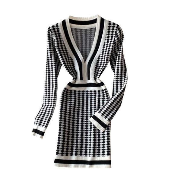 Naiste ruuduline kleit sügava kaelusega ja pikkade varrukatega