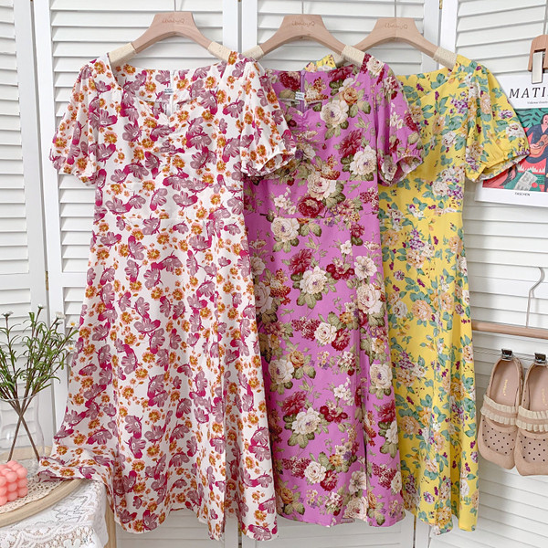 Moodne lillemustri ja spitsikaelusega naiste kleit – mitut värvi