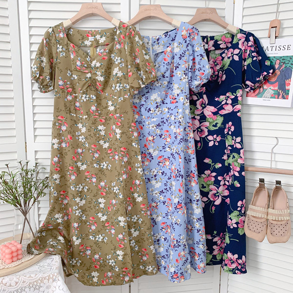 Moodne lillemustri ja spitsikaelusega naiste kleit – mitut värvi