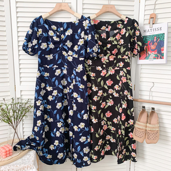 Moodne lillemustri ja spitsikaelusega naiste kleit – mitut värvi