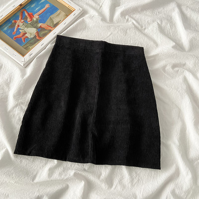 Κοντή γυναικεία φούστα - κλασικό μοντέλο με ψηλή μέση