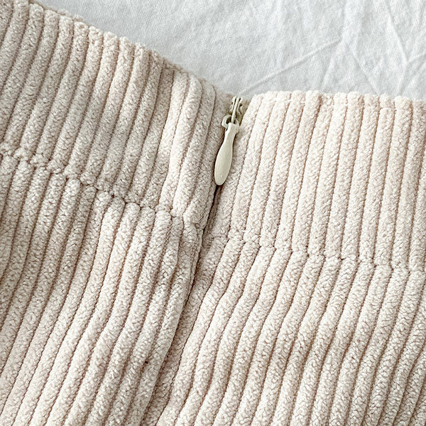 Κοντή γυναικεία φούστα - κλασικό μοντέλο με ψηλή μέση