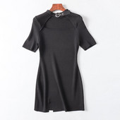 Εφαρμοσμένο γυναικείο φόρεμα από λεπτό πλέξιμο με αγκράφα