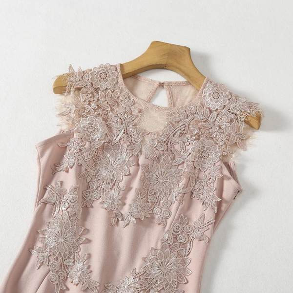 Κομψό γυναικείο φόρεμα με μοντέλο με δαντέλα