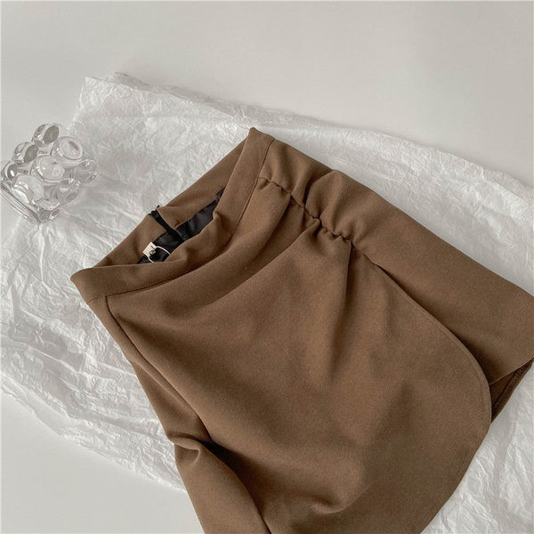 Rövid női szoknya magas derékkal, retro stílusban