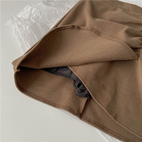 Rövid női szoknya magas derékkal, retro stílusban