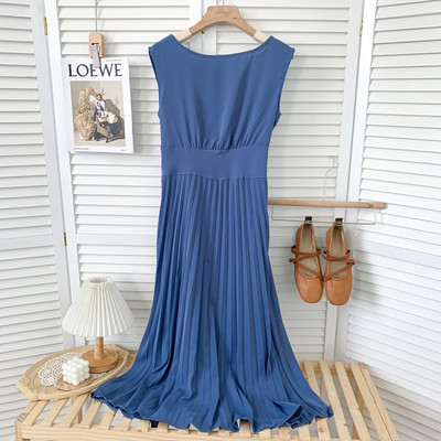 Μοντέρνο γυναικείο φόρεμα με στρογγυλή λαιμόκοψη - καθαρό μοντέλο