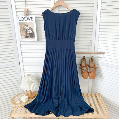 Μοντέρνο γυναικείο φόρεμα με στρογγυλή λαιμόκοψη - καθαρό μοντέλο