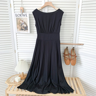 Μοντέρνο γυναικείο φόρεμα με στρογγυλή λαιμόκοψη - καθαρό μοντέλο