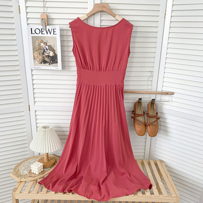 Μοντέρνο γυναικείο φόρεμα με στρογγυλή λαιμόκοψη - καθαρό μοντέλο