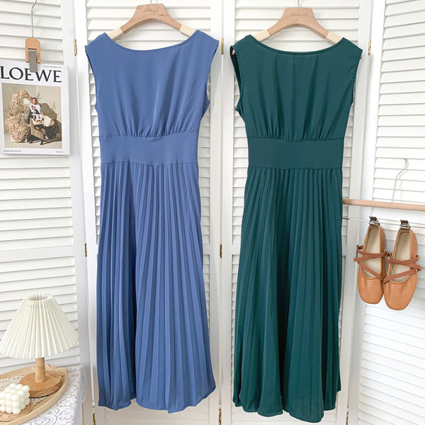 Μοντέρνο γυναικείο φόρεμα με στρογγυλή λαιμόκοψη - καθαρό μοντέλο