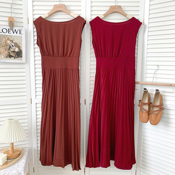 Μοντέρνο γυναικείο φόρεμα με στρογγυλή λαιμόκοψη - καθαρό μοντέλο