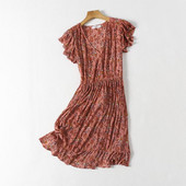 Μοντέρνο φόρεμα με λουλουδάτο μοτίβο και λαιμόκοψη