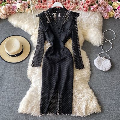 Stiilne naiste kleit pikkade varrukate ja spitsikaelusega – mitut värvi