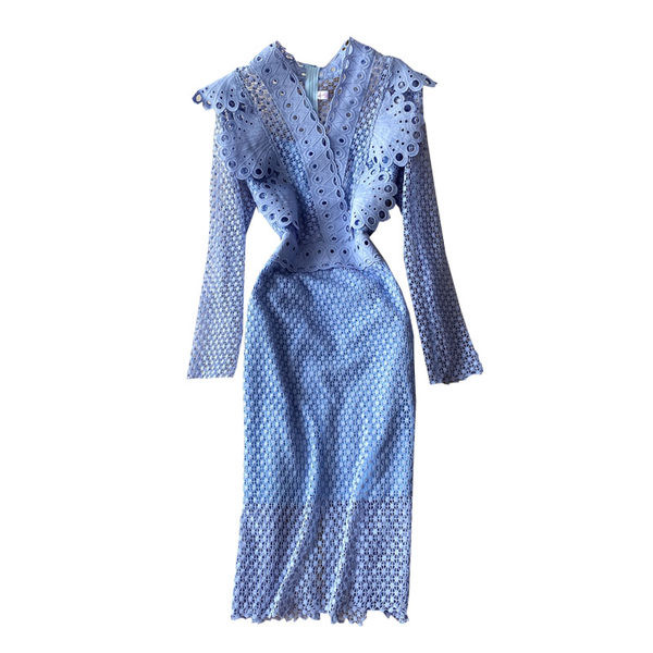 Stiilne naiste kleit pikkade varrukate ja spitsikaelusega – mitut värvi