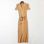 Vékony kötésből készült, testhezálló ruha övvel és spitz nyakkivágással