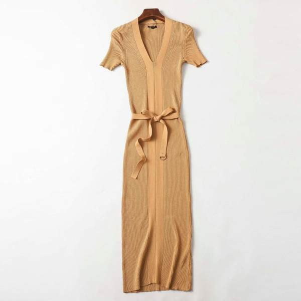 Vékony kötésből készült, testhezálló ruha övvel és spitz nyakkivágással