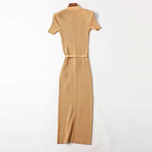 Vékony kötésből készült, testhezálló ruha övvel és spitz nyakkivágással