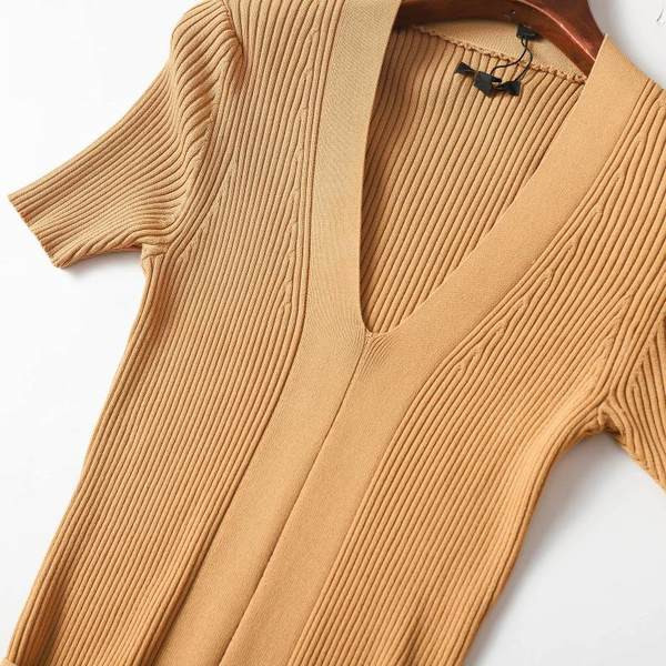 Vékony kötésből készült, testhezálló ruha övvel és spitz nyakkivágással