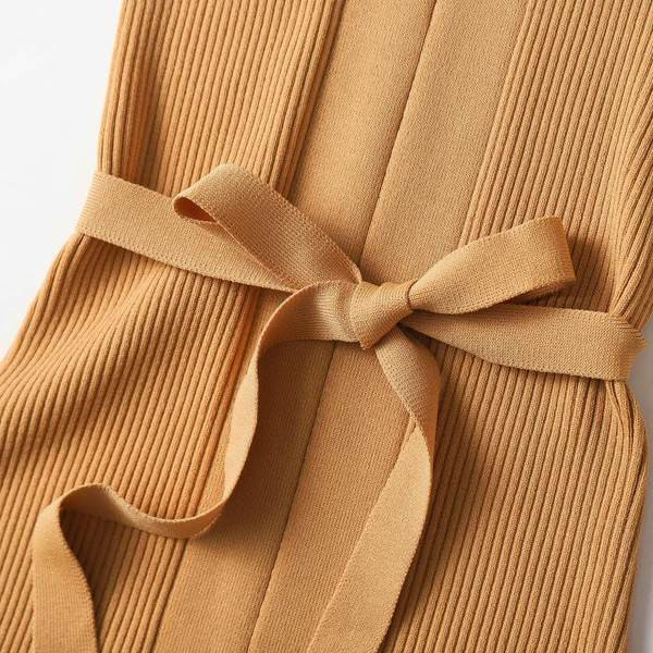 Vékony kötésből készült, testhezálló ruha övvel és spitz nyakkivágással