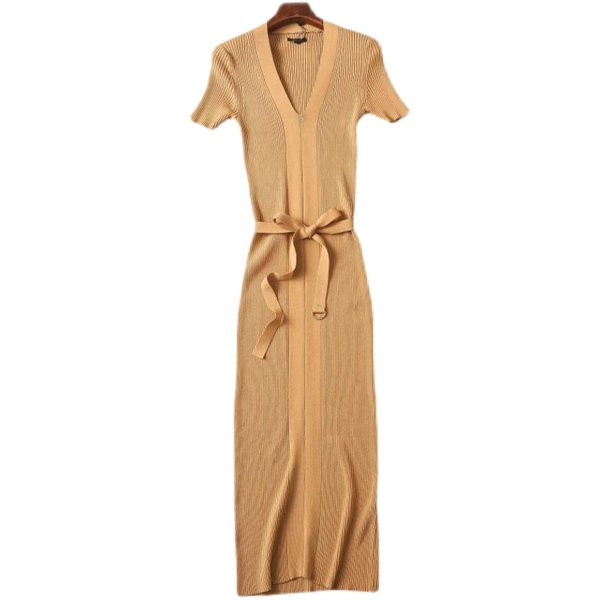 Vékony kötésből készült, testhezálló ruha övvel és spitz nyakkivágással