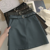 Kratka ženska suknja s remenom i A krojem