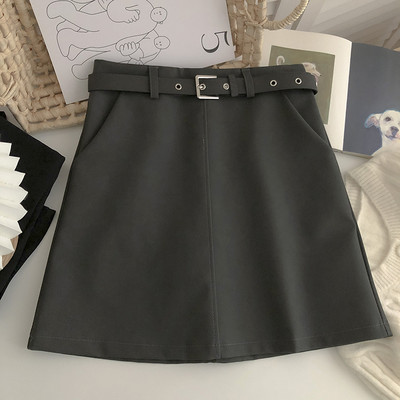 Kratka ženska suknja s remenom i A krojem