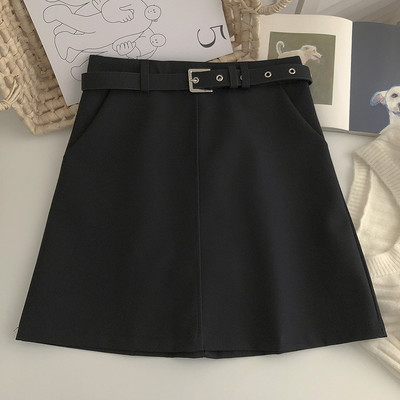 Kratka ženska suknja s remenom i A krojem