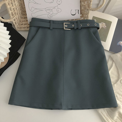 Kratka ženska suknja s remenom i A krojem