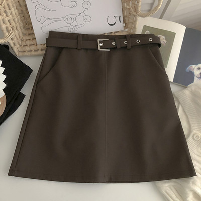 Kratka ženska suknja s remenom i A krojem