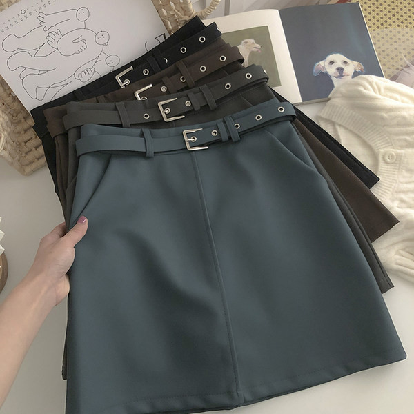 Kratka ženska suknja s remenom i A krojem