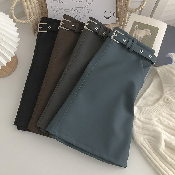 Kratka ženska suknja s remenom i A krojem