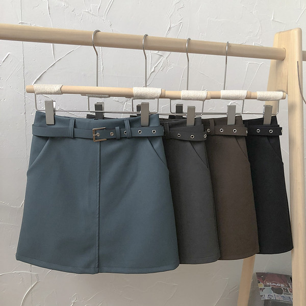 Kratka ženska suknja s remenom i A krojem