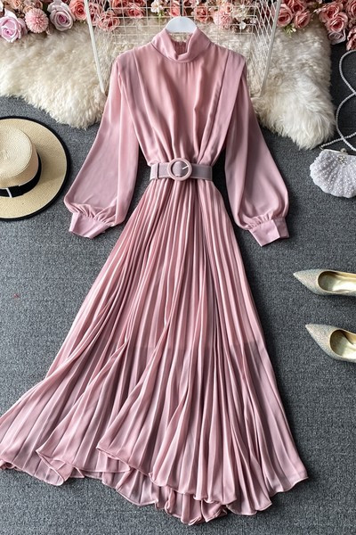 Naiste pikk plisseeritud kleit vöö ja laiade varrukatega