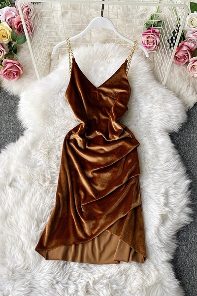 Stiilne sametkleit õhukeste rihmade ja spitsikaelusega