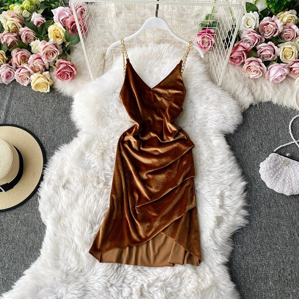 Stiilne sametkleit õhukeste rihmade ja spitsikaelusega