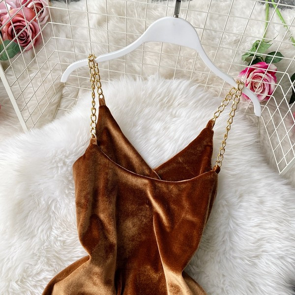 Stiilne sametkleit õhukeste rihmade ja spitsikaelusega