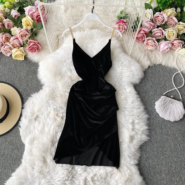 Stiilne sametkleit õhukeste rihmade ja spitsikaelusega