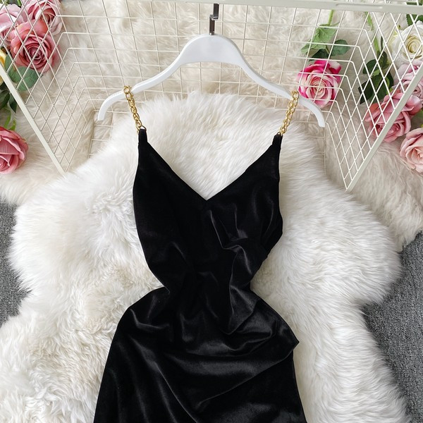 Stiilne sametkleit õhukeste rihmade ja spitsikaelusega