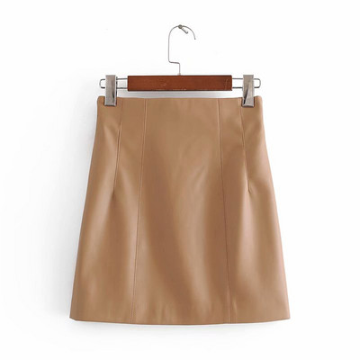 Κοντή φούστα από απλό μοντέλο από οικολογικό δέρμα
