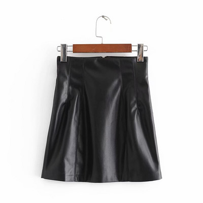 Κοντή φούστα από απλό μοντέλο από οικολογικό δέρμα