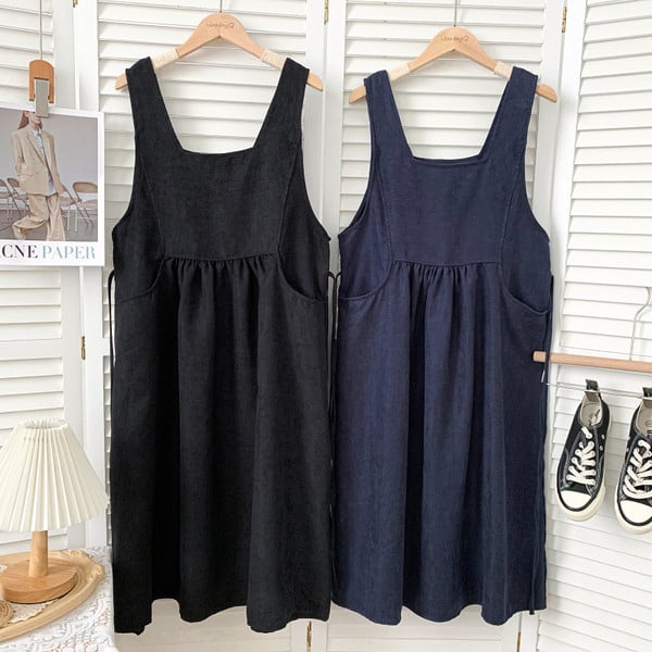 Kelių spalvų laisvalaikio moteriška suknelė su petnešėlėmis ir kišenėmis