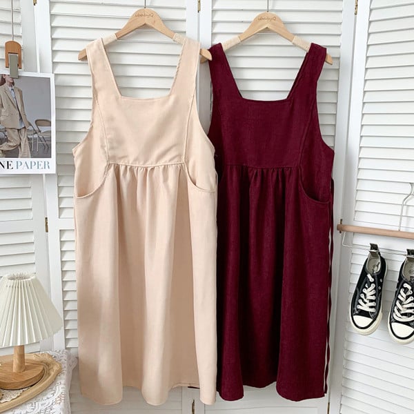 Kelių spalvų laisvalaikio moteriška suknelė su petnešėlėmis ir kišenėmis