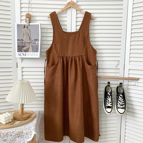 Kelių spalvų laisvalaikio moteriška suknelė su petnešėlėmis ir kišenėmis