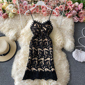 Moodne õhukeste rihmadega pitskleit